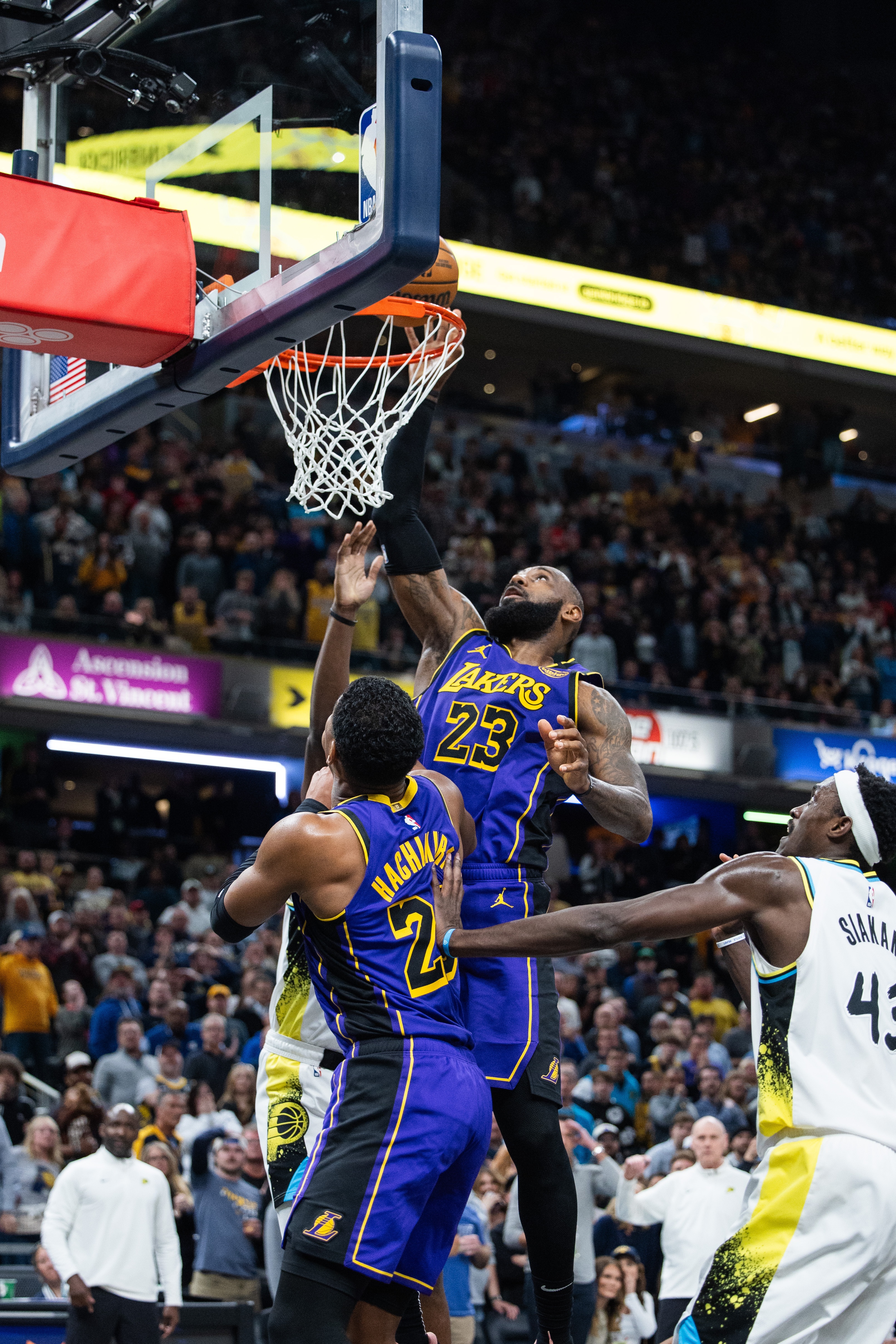 热火球员在比赛中上演绝杀场面感动球迷