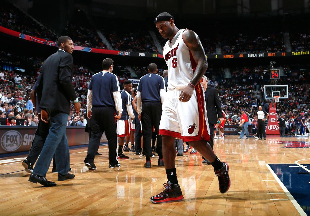 热火球员在比赛中上演绝杀场面感动球迷