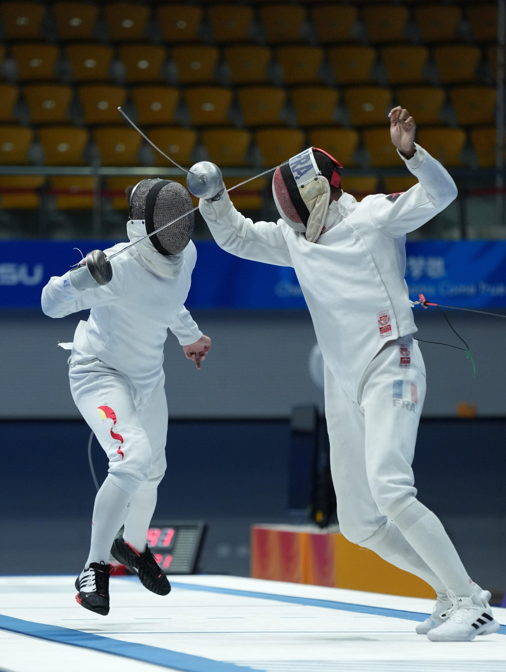 日本选手在击剑比赛中获得胜利