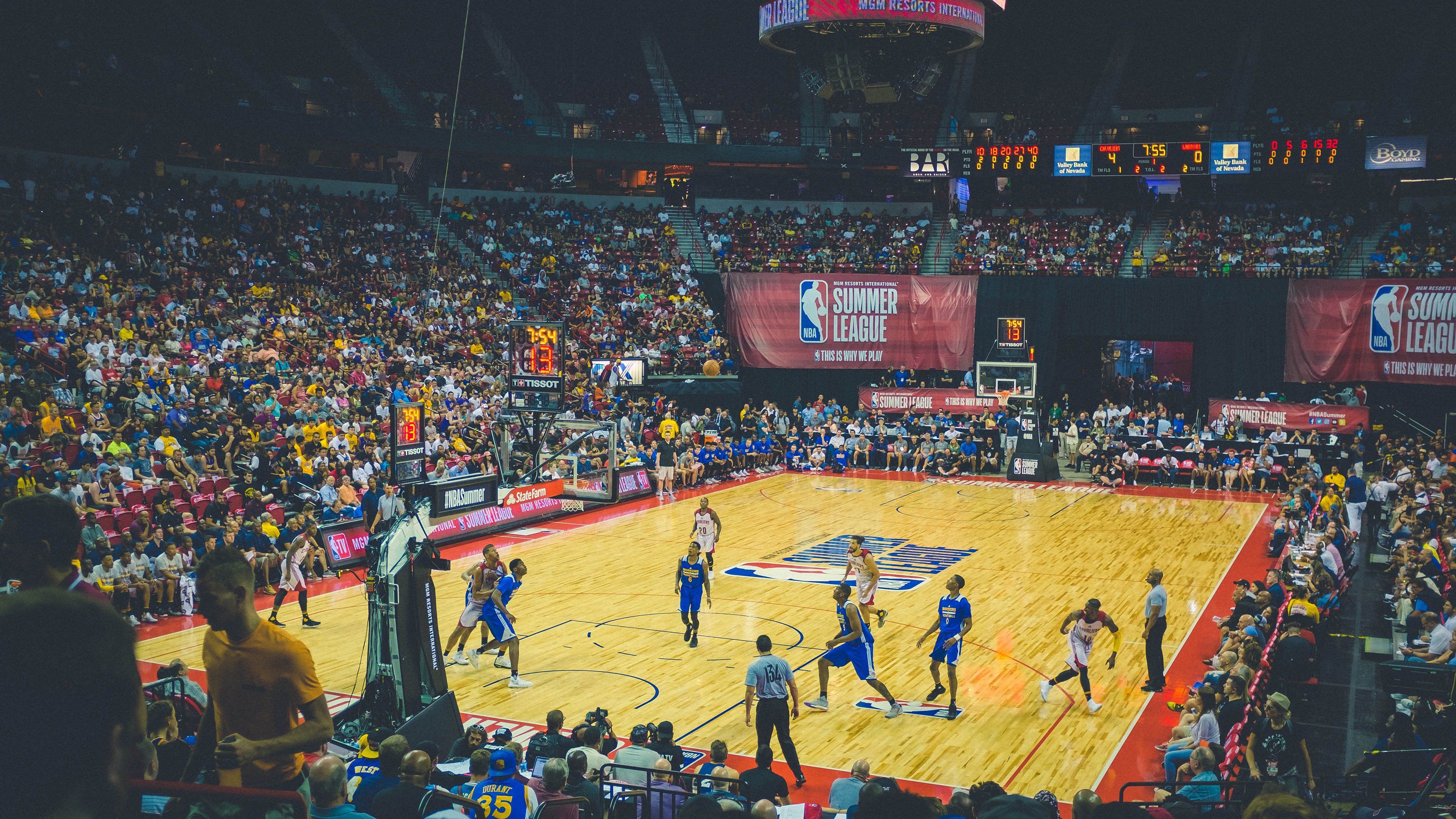 霓虹赛道上的硬仗之王，劳塔罗与F1街道赛之夜的宿命对决