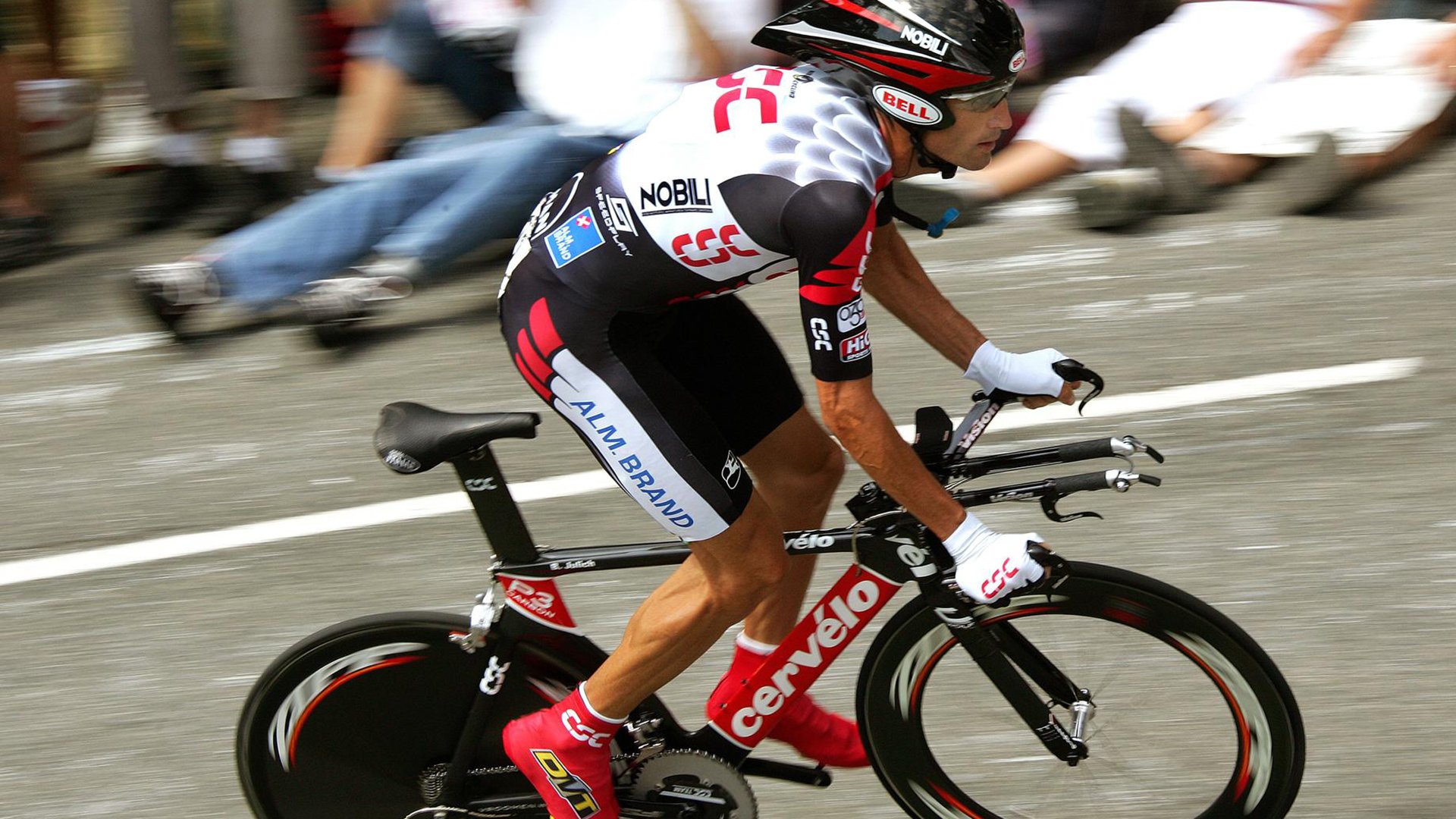 诺里斯关键制胜，雷诺车队横扫阿斯顿马丁，一场技术与勇气的双重胜利